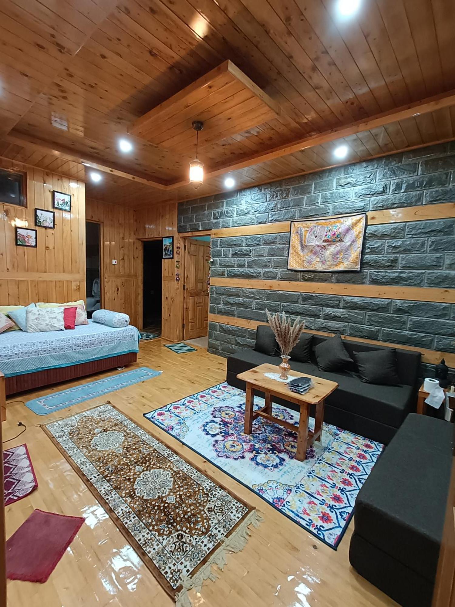 Ishan Log Huts-A Boutique Home Stay Banjār Zewnętrze zdjęcie